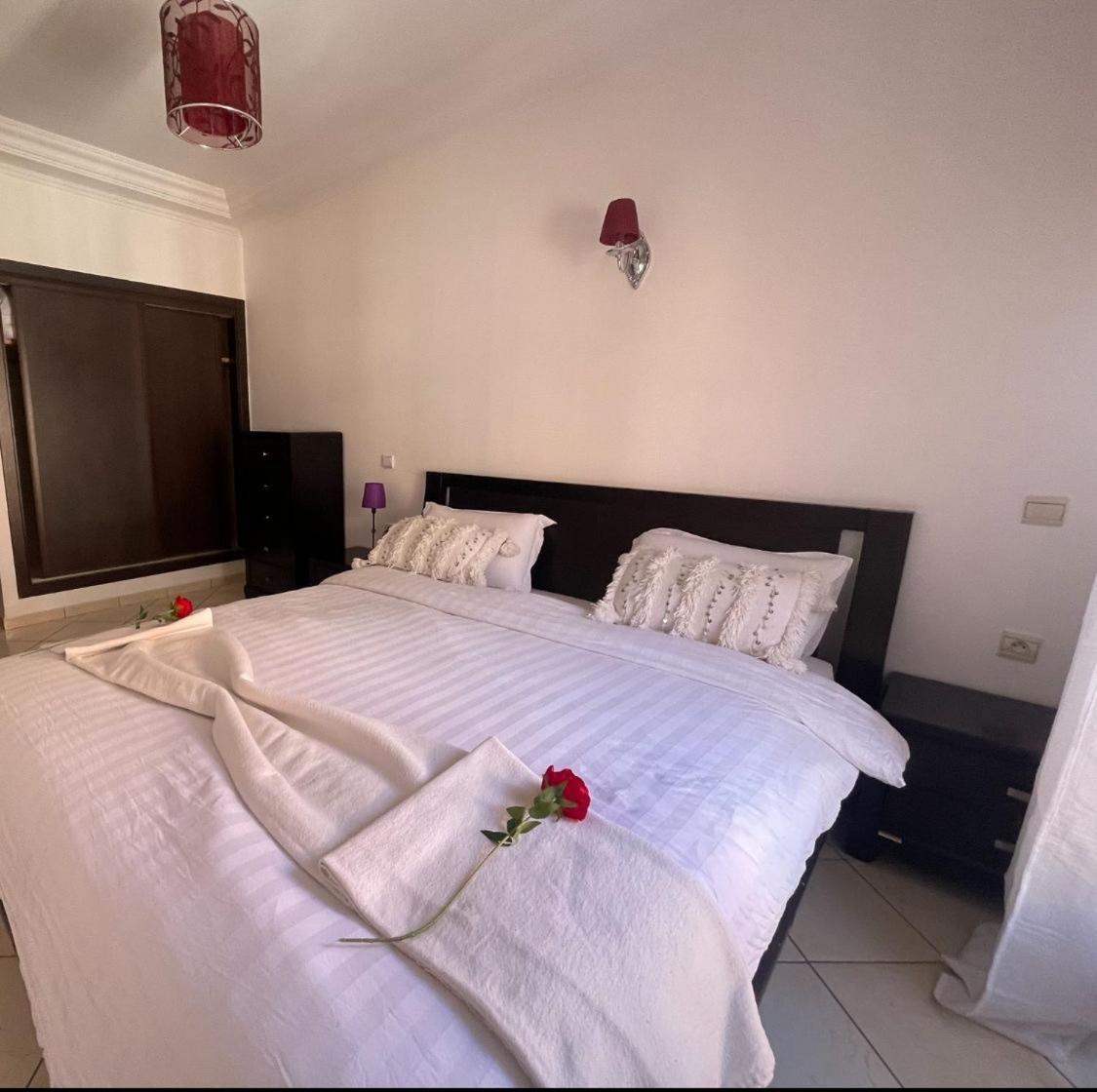 Magnifique Appartement Spacieux Confort Propre Familial 2 Chambres Salon Et Salle A Manger A 20Mn A Pied De Place Jemaa El Fina 4 Piscines Dans Espace De Golf A 12 Mn En Voitures L Entree Est Gratuit Pour La Clientele Ouvert Entre 10H Et 20H Marrakesz Zewnętrze zdjęcie
